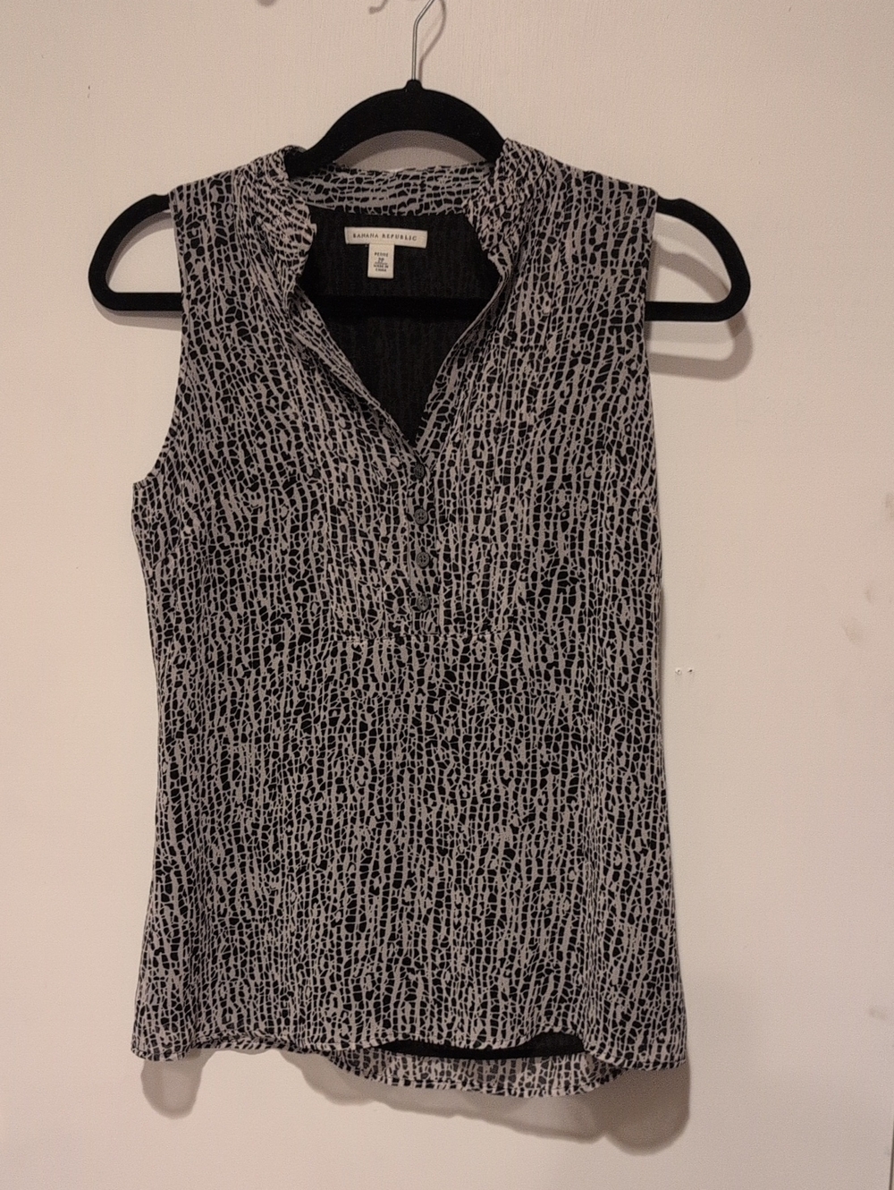 Banana Republic Black and White Printed Split-Neck Sleeveless Camisole